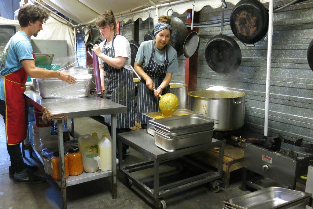 Environ 1500 repas chauds sont préparés chaque jour. Actuellement, plus de 7000 migrants vivent dans la jingle de Calais